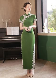 Long green Qipao dress Modest Chinese Fashion, Chinese Formal Dress, Qipao Outfit, Green Qipao, Qipao Gown, Qipao Top, Green Silhouette, Wedding Qipao, Chinese Style Dress