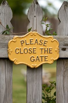 a yellow sign that says please close the gate