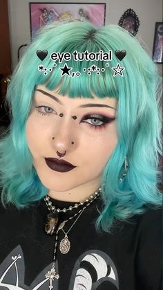 Everyday alternative/goth eye makeup 🖤 Goth Formal Makeup, Goth Hooded Eye Makeup, Goth Make Up Tutorial, Goth Eye Shadow, Goth Makeup For Hooded Eyes, Simple Goth Makeup Look, Scene Queen Makeup, Black Eye Makeup Tutorial, Pretty Goth Makeup