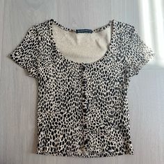 Rare Brandy Melville Zelly Cheetah Button Down Top. New And Never Worn In Great Condition. Leopard Print Button-up Top, Leopard Print Button-up Top With Buttons, Brandy Melville Graphic Tees, Tops Brandy Melville, Cheetah Top, Black Knit Cardigan, Tie Crop Top, Red Tank Tops, Black Tie Dye