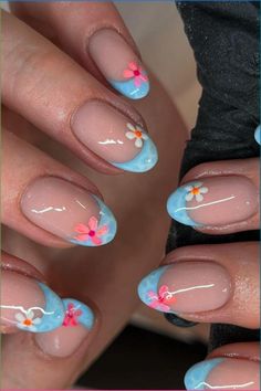 Fun Nail Designs Natural Nails, Gel Floral Nail Designs, Short Gel Vacation Nails, Nail Inspo Trendy Summer, Hawaii Inspired Nails Simple, Beach Nails Hibiscus, Short Nails Hawaii, Nail Hawaii Design, Hawaii Inspired Nails Short