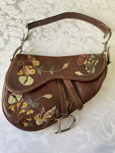 Pretty Purses, Dior Saddle, Hippie Look, Dior Vintage, Brown Handbag, Brown Purses, Fancy Bags, Brown Bag