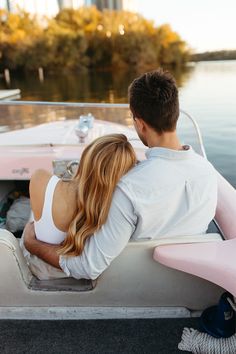 Retro boat engagement photos on Lady Bird Lake in Austin, TX Wooden Boat Engagement Photos, Family Photos On Boat, Engagement Photos Lake, Retro Engagement Photos