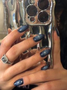 Cool Aura Nails, Nails Ideas Fall 2024, Dark Gel Nails Ideas, Trendy 2024 Nails, Gel Nail Designs 2024, Fall Dark Nails, Short Nails Dark, Dark Blue Nail Art Designs, Aura Nails With Chrome