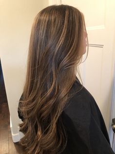 Light Brunette Hair, Brown Hair Looks, Brown Hair Inspo, Brunette Hair With Highlights, Hair Streaks, Hairstyles For Layered Hair, Caramel Highlights, Brunette Balayage Hair, Brown Hair Balayage