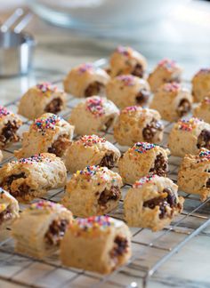 there are many cookies on the cooling rack