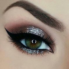 Silver Glitter Eye Makeup, Glitter Eyeliner Makeup, Silver Eye Makeup, Make Up Designs, Makeup Tip, Prom Eye Makeup, Latest Makeup Trends, Make Up Inspiration, Glitter Eye Makeup