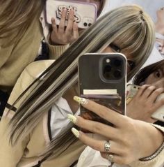 2000s Chunky Highlights Hair, Frost Blonde Hair Highlights, Black And Blonde Underneath Hair, Skunk Highlights On Blonde Hair, Chunky Highlights Asian, Skunk Hair With Bangs, Black And Blonde Hair Color, Blonde Highlights With Bangs