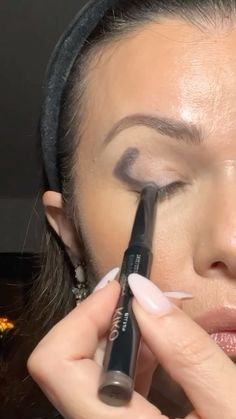 Saïda Boubellal | EYE LINER PAUPIÈRES TOMBANTES Makeup paupières tombantes, tutoriel liner fumé #makeup #makeuptutorial #tutorials #eyeliner... | Instagram Makeup Wrinkles, Halo Eyes, Makeup For Small Eyes, Eye Makeup Guide, Makeup Tips Eyeshadow, Hooded Eye Makeup Tutorial, New Makeup Ideas, Small Eyes, Makeup Tips For Older Women