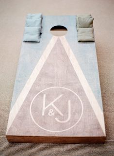 a cornhole board with the k and j logo on it