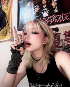 #makeup inspo #grunge #punk Rock Girl, Grunge Girl, Estilo Punk, Hair Inspo Color, Girl Icons, Ulzzang Girl, Look Cool, Aesthetic Girl, Maquillaje De Ojos