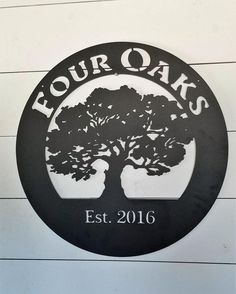 the four oaks restaurant sign is shown in front of a white wall with black lettering