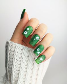 Sparkle and shine with these Green Glitter Nails with White Flowers! Perfect for St. Patrick's Day nails 2025, these March nails are both festive and elegant. Explore more green nail ideas now! Khaki Nails, Pastel Bows, Dark Green Nails, Green Nail Art, Velvet Nails, Green Chrome, Thanksgiving Nails