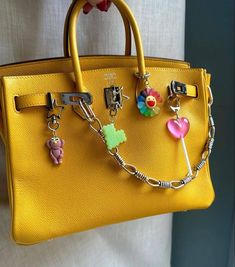 Birkin Bag With Charms, Accessorised Bag, Birkin Accessories, Purse Accessories Ideas, Jane Birkin Style