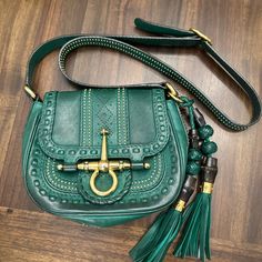 Adorable Green Gucci Bag. I Got This In Venice In About 2014. I Get Lots Of Complements. There Is West To The Leather And Show Discoloration But That Is Inevitable. Any Questions Please Ask. Green Gucci, Snaffle Bit, Gucci Purses, Bag Green, Purses Designer, Venice Italy, Green Bag, Green Leather, I Got This