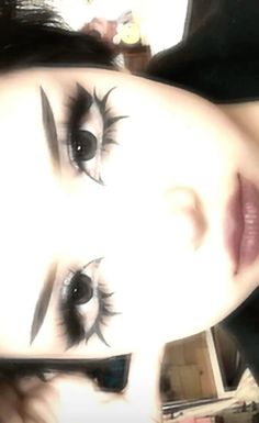 Dark Doll Makeup, Heavy Eyeliner Makeup, Grunge Y2k Makeup, Trad Goth Eye Makeup, Soft Emo Makeup, Gothic Eyeliner Ideas, Cute Goth Makeup, Simple Goth Makeup, Soft Gothic Makeup