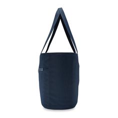 This Traveler Tote is a must-have for a life of travel. Make this your go-to bag on trips near and far. Its spacious capacity allows you to fit it all. Height Width Depth Weight US 13 in. 21 in. 7.5 in. 1.6 lbs EU 33 cm 53.3 cm 19.1 cm 0.7 kg INTERIOR FEATURES Interior lining is soft and inviting. Contrasting color makes finding contents easy Generous storage features a spacious interior with three elastic bloused pockets SpeedThru™ pocket provides convenient access to your stored items at secur