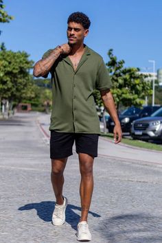 O Short:O short Urban é feito em sarja premium com elastano, em uma gramatura perfeita que por si só já entrega um caimento melhor no corpo.Aliado a isso desenvolvemo Outfits Fiestas, Superga Outfit, Shorts Outfit Casual, Ootd Idea, Ideal Male Body, Look Rock, Bermuda Jeans, Green Outfit