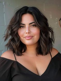 Top Haircuts for Plus Size in 2024 - Embrace Your Style Cabelo Plus Size, Haircuts For Plus Size, Hottest Haircuts, Short Hair Cuts For Round Faces, Boosting Confidence, Layered Bobs, Corte Bob