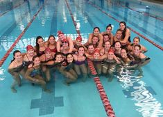 the women's water polo team is posing for a photo in the swimming pool