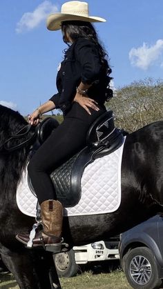 90s Rodeo Fashion, Horse Back Riding Outfits Black Women, Vaquera Photoshoot, Rodeo Style Outfits, Mexican Cowgirl Outfits, Rancho Outfits, Ranchera Outfits