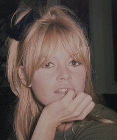 French Girl Fringe: Major 2020 Hair Trend Brigitte Bardot Hair, Bardot Bangs, Black Haircut Styles, Bardot Hair, 70s Hair, Skirt Diy, Bangs For Round Face, How To Style Bangs, Wispy Bangs