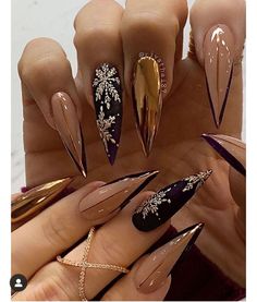 Christmas Nails Acrylic Gold, Long Almond Nails Winter, Gold December Nails, Holiday Stiletto Nails Christmas, New Years Coffin Nail Designs, New Years Nail Designs 2023, Holiday Stiletto Nails, Gold Stilletos Nails, Christmas Stiletto Nails Designs