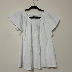 Nwt White Button Down Gauze Flutter Sleeve Size M Casual Flutter Sleeve Blouse For Daywear, Casual Blouse With Flutter Sleeves For Daywear, White Button Down, Button Down Blouse, Vineyard Vines, Flutter Sleeve, Button Downs, Vines, Color White