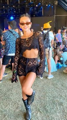 Pasties Festival Outfit, Festival Outfits Creamfields, Festival Outfits 23, Concert 2023 Outfit, Music Festival 2023 Outfit, 2 Piece Festival Outfit, Metallic Set Outfit, Acl Festival Fits, Covered Rave Outfits