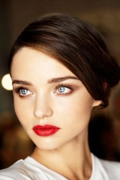 Red lips, pale skin, slightly smokey eye....gorgeous Red Lip Makeup, Braut Make-up, Doll Makeup, Red Lip, Lipstick Makeup, Pale Skin, Bridal Beauty, Red Lipstick