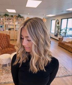 Fall Blonde Mid Length Hair, Mousey Hair With Blonde Highlights, Medium Hair With Layers And Highlights, Blond Streaks In Light Brown Hair, Medium Hair Length Balayage, Highlights Medium Blonde Hair, Natural Blonde With Babylights, Short Partial Highlights, Bronde Balayage Shadow Root