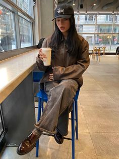 ig @adrisalsi Nyc Winter Outfits Casual, Cute Outfit With Beanie, City Exploring Outfit, Summer Tops Modest, Fall Aesthetic Grunge, Rainy Outfit, Lace Summer Tops, Beanie Outfit, Weather Snow