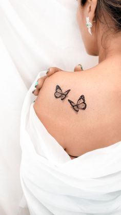 Small Tattoo by 1991.ink Tattoo Papillon, Realistic Butterfly Tattoo, Small Butterfly Tattoo, Beautiful Tattoos For Women, Handpoke Tattoo