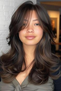 Side Bangs Oval Face, Butterfly Haircut Curtain Bangs, Bangs Butterfly Cut, Butterfly Haircut With Highlights, Butterfly Cut Round Face, Butterfly Haircut Long Hair With Short Curtain Bangs, Hair Cuts Layers Short, Butterfly Haircut Wavy Hair Bangs, Butterfly Haircut 2022 Medium