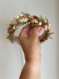 Tieback Halo Flower Crown with assorted mixed dried grasses in cream, burnt oranges and neutrals with soft pink accents color.  Mounted on Natural Jute rope covered wire.  The crown is backed with felt for extra comfort. Headband is adjustable . Interested in a matching cake topper? Shop here: https://www.etsy.com/shop/masonandharlow?ref=seller-platform-mcnav&section_id=24869082 Due to the nature of the dried flowers, this crown is very fragile and should be worn and handled with care. Each piec Halo Baby, Fall Flower Crown, Neutral Flowers, Dried Flower Crown, Newborn Crown, First Birthday Crown, Crown Halo, Baby Flower Crown, Boho Flower Girl