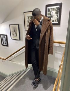 Old Money Style Men Black, Men Coat Outfit Formal, Black Business Man Aesthetic, Rich Black Man Aesthetic, Black Men In Suits, Guys In Suits, Fall Italy Outfits