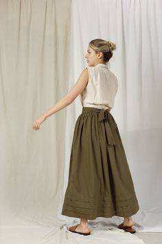 "FOR THIS ITEM, WE NEED YOUR \" WAIST AND HEIGHT \" MEASUREMENTS SO WE CAN TAILOR THE SKIRT TO FIT YOU BEST. HANDMADE ITEAM - perfect French seam - The model is 1m69 tall and wearing size S and Moss Color ■ fit - CAFT LENGTH SKIRT FOR WOMEN - Has belt and two pockets inside ■ Sizing details and color - Please choose sizes carefully as we provided a very detailed sizing guide. - If you're not sure with sizing you can send us your information you want to get help before placing an order. - For complex custom request, we will charge an extra 50% of the item cost. - Please note that actual colors may slightly vary due to your computer resolution and monitor color settings. ■ Care instructions -With washing machine: In washing bag, please choose Cotton/ Linen washing option. Best to hand-wash w Green Tiered Skirt With Pockets, Voluminous Gathered Green Skirt, Green Voluminous Gathered Skirt, Voluminous Maxi Skirt For Workwear, Voluminous Skirt With Elastic Waistband, Fitted Long Khaki Skirt, Khaki Fitted Long Skirt, Green Voluminous Full Skirt, Relaxed Fit Tiered Lined Skirt