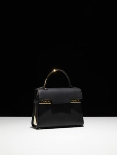 Tempête MM, Metal Glam: Noir #DelvauxAW18 #DelvauxTempête Pop Clothing, Advertising Photography, Product Photography, Fashion History, Handbag Accessories, Autumn Winter, Top Handle Bag