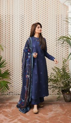 Pakistani Fancy Dresses, Pakistani Dresses Casual, Beautiful Pakistani Dresses, Printed Dupatta, Front Lawn, Simple Pakistani Dresses, Trendy Fashion Tops, Designer Dresses Casual, Quick Outfits