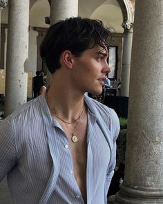 Italian Boys, Classy Outfits Men, Italy Outfits, Men Stylish Dress, Mens Haircuts Fade, Corte De Cabelo Masculino, Cool Outfits For Men, Photography Poses For Men, Aesthetic Guys