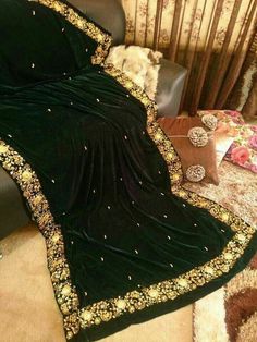 Green Velvet Dupatta, Velvet Shawl Wedding, Simple Indian Suits, Green Shawl, Velvet Shawl, Punjabi Outfits