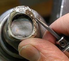 Ring Engraving Ideas, Metal Art Jewelry, Platinum Diamond Ring, Ring Engraving, Engraving Tools, Engraving Ideas, Metalsmithing Jewelry, Platinum Diamond Rings, Jewelry Techniques