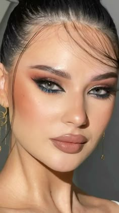 Maquillage Yeux Cut Crease, Blue Makeup Looks, People Model, Prom Makeup Looks, Eye Makeup Pictures, Makeup Eye Looks, Dark Makeup, Animal Character