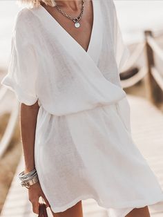 Stap in moeiteloze elegantie met onze Breezy Leisure Kimono Mini Jurk met Zakband. Deze veelzijdige en stijlvolle jurk is het toppunt van relaxte luxe, perfect voor elke gelegenheid van brunch tot cocktails op het strand.  Deze kimono-achtige mini-jurk is gemaakt van lichtgewicht en ademende stof en valt prachtig over je silhouet voor comfort en bewegingsvrijheid de hele dag lang. De ontspannen pasvorm wordt gecompleteerd door een ceintuur in de taille, waarmee je de taille kunt aantrekken voor een flatterende en aanpasbare pasvorm.  Deze jurk heeft een chic, op kimono geïnspireerd ontwerp met wijde mouwen en een v-halslijn en straalt bohemian charme en casual verfijning uit. De toevoeging van handige zakken voegt zowel stijl als functionaliteit toe, zodat je je essentials binnen handberei Moda Kimono, Kimono Mini Dress, Hak Tinggi, Belt Kimono, Mode Kimono, Ikat Pinggang, Dress Drape, Kimono Style, Floral Headbands