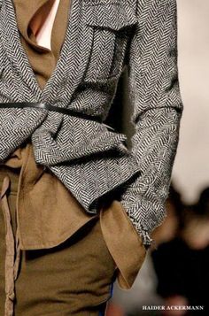 Must: micro cintinho prendendo casaco e camisa meio “amontoados” de maneira “casual-artsy-chic”, marcando a cintura lá no alto (alonga as pernas!). Tudo do incrível Haider Ackermann Paris Fall 2013. Tweed Women, Detail Couture, Mode Mantel, Tailored Style, Mode Tips, Soft Tailoring, Look Retro, Haider Ackermann, Mode Casual