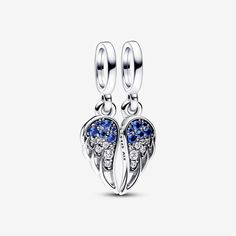 Nuestro Charm Colgante Alas de Ángel Divisibles Brillantes eleva e inspira. Diseñados para compartir, estos charms en plata de primera ley, rinden un conmovedor homenaje a tus propios ángeles. Embellecidos con circonitas cúbicas transparentes y cristales artificiales de color azul estelar, este charm de alas de ángel se presenta con la inscripción "I'll always be there" (Siempre estaré a tu lado) en el reverso de cada ala. Quédate uno y regala el otro a alguien que ames, llevad estos charms colg Pandora Angel, Ali D'angelo, Charms Pandora, Turtle Charm, 925 Silver Bracelet, Pandora Bracelet Charms, Feather Charms, Pandora Bracelets, Dangle Charms