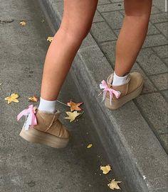 #fallshoeinspiration #fallboots #fallfashion #trendingshoes #stylingshoes #uggtrend #uggswithbows Cute Uggs, Tennis Girl, Sneaker Shop, Basket Style, Lara Jean, Mode Zara, Pink Girly Things