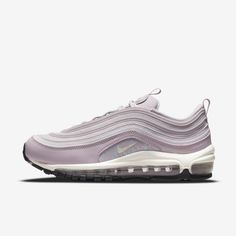 PRÓXIMA Parada: Status LENDÁRIO. Com o icônico design ondulado, inspirado nos trens-bala japoneses, o Nike Air Max 97 permite que você aumente a velocidade do seu estilo. Aproveitando a revolucionária unidade Nike Air de comprimento total que abalou as estruturas do mundo da corrida e adicionando cores novas e detalhes brilhantes, ele permite que você corra com conforto. Benefícios O material sintético na parte de cima mantém o look fluido do clássico, ao mesmo tempo que adiciona conforto e dura Tenis Nike, Air Max 1, Crazy Shoes, Black Metallic, Nike Sportswear, Silver Fashion