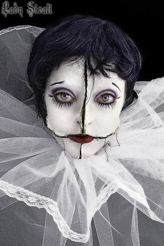 pierrot by *Sivali-Delirium. That is creepy! I'd really have to research how to make those tears... Extreme Make-up, Mime Makeup, Halloweenský Makeup, Dark Circus, Horror Make-up, Special Fx Makeup, Horror Makeup, Costumes For Teens