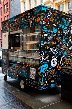 MCM branded food cart in streets of NY for limited-edition collection promotion Kombi Food Truck, Mcm Brand, Food Stall Design, Gerobak Dorong, Small Restaurant Design, Pop Up Cafe, Food Truck Festival, Meal Train Recipes